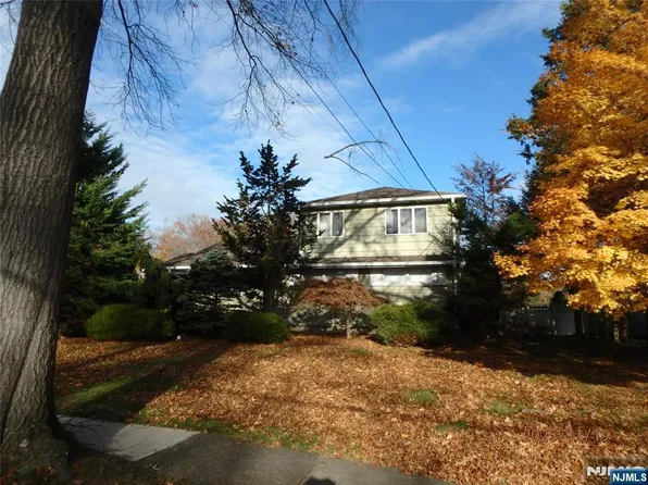 31 Leonard Dr, Old Tappan, NJ 07675