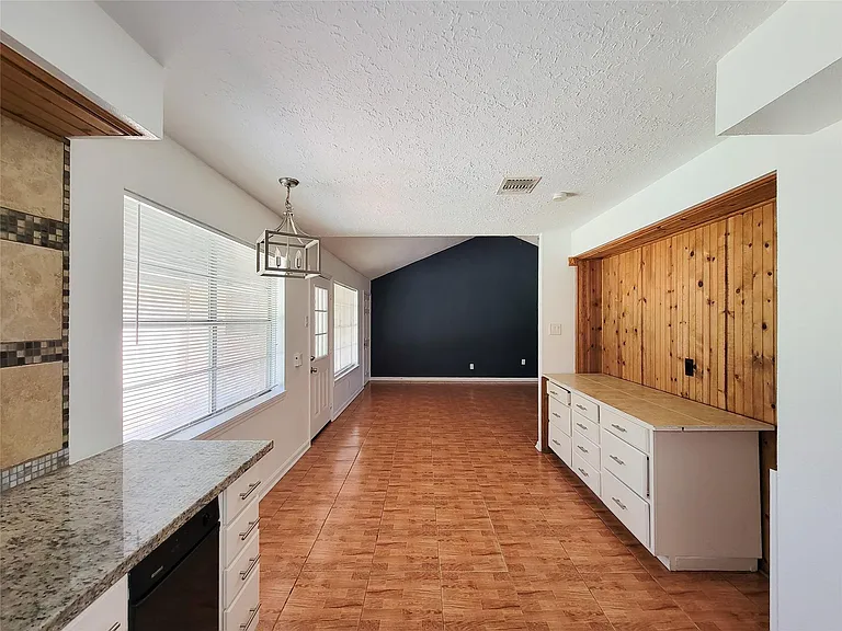 409 S Travis St — Photo 14