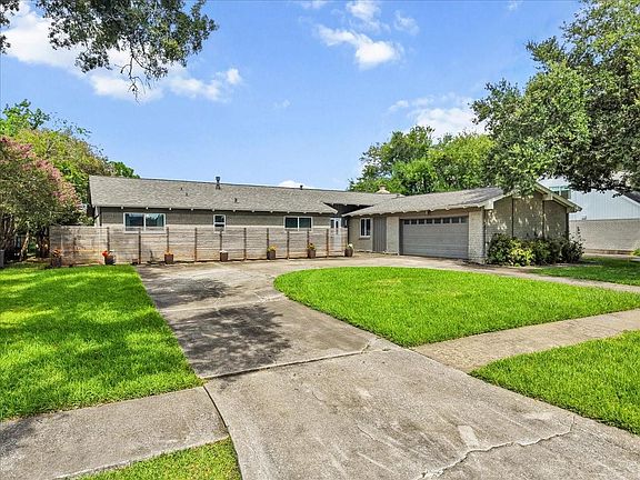 4th image of 15319 Diana Ln
