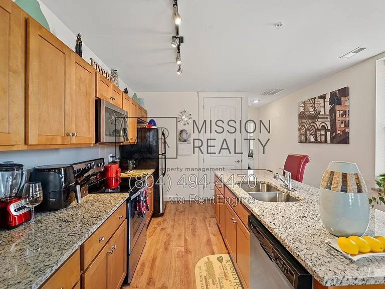 4319 Fountain Square Plz — Photo 9