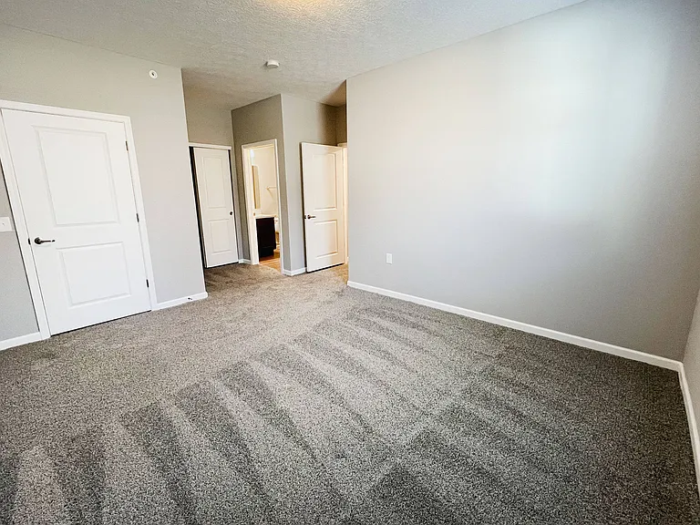 3 Bedroom Arlington Bedroom