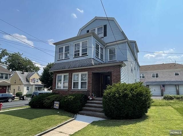 1st image of 188 Laurel Ave Floor 1