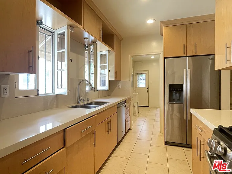 203 N Doheny Dr — Photo 7