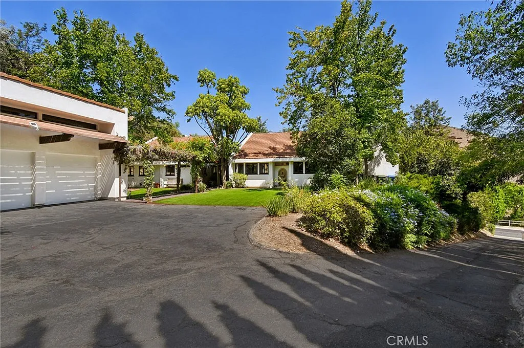 4 bed, 3217 sqft, $12,700 — Photo 3
