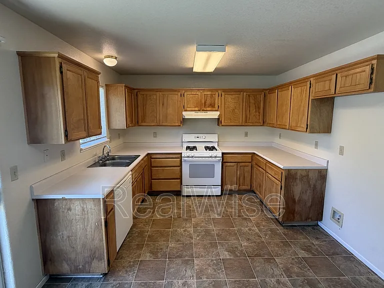 249 SW Rogue River Ave #D — Photo 10