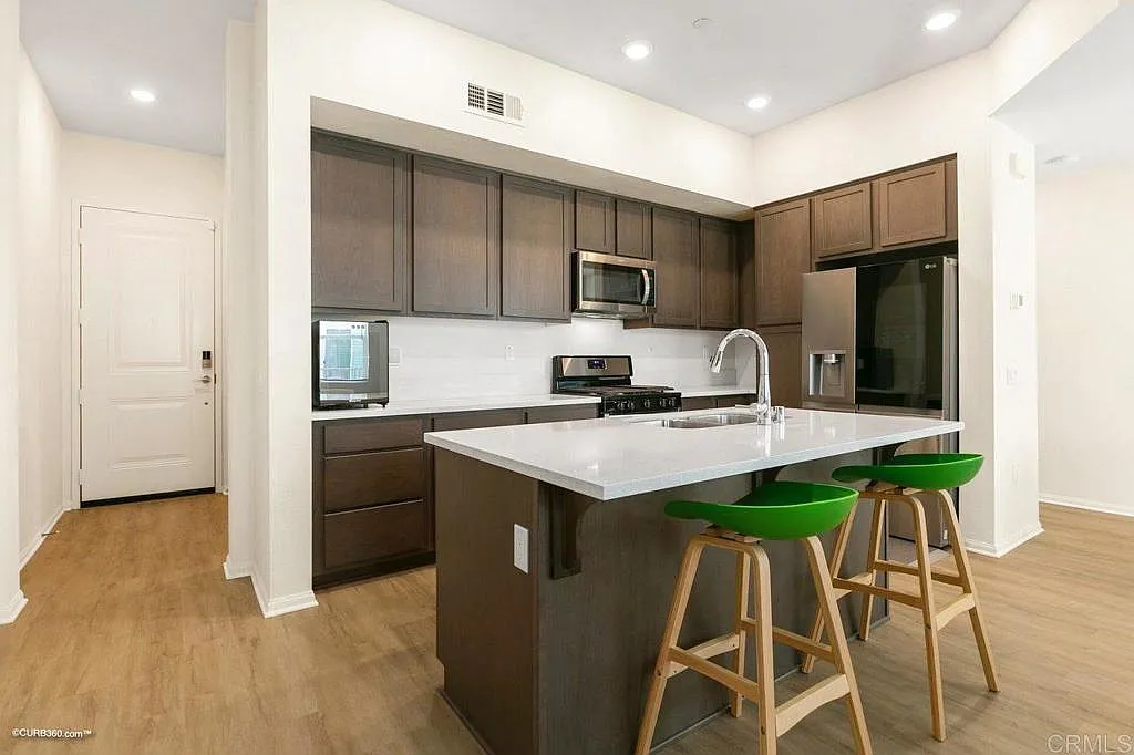2 bed, 2.5 bath, 1192 sqft, $3,600 — Photo 2