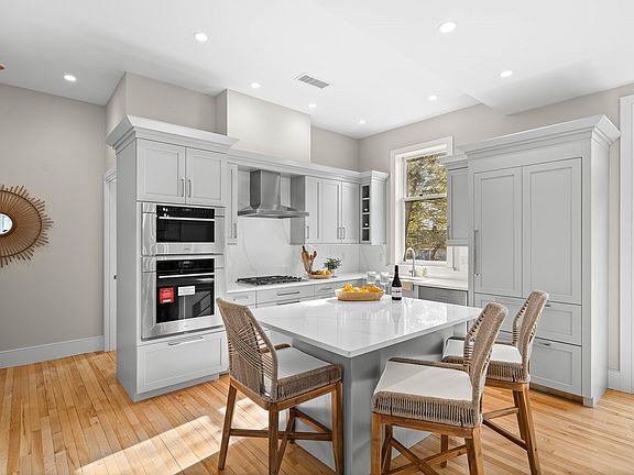 5th image of 27 Lang St #27