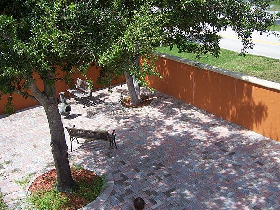 4th image of 555 Holly Dr