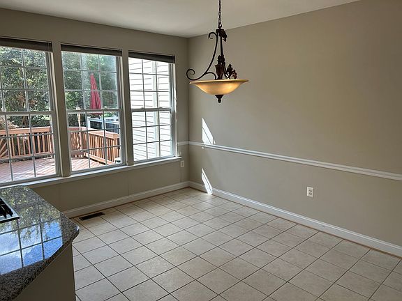 5th image of 664 McLeary Sq SE