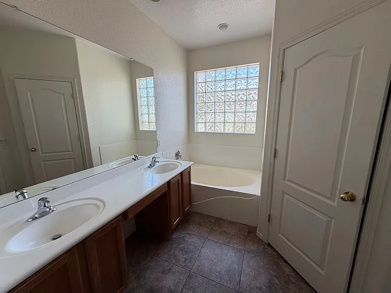 9401 W Berkeley Rd — Photo 18