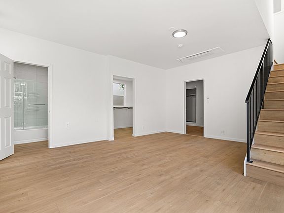 2nd image of 917 Lincoln Blvd #6