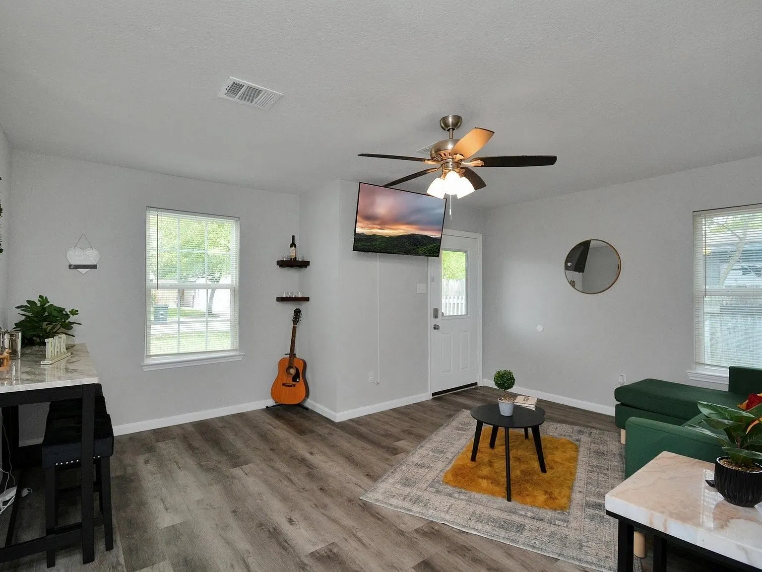 3 bed, 2.0 bath, 1072 sqft, $1,800 — Photo 4