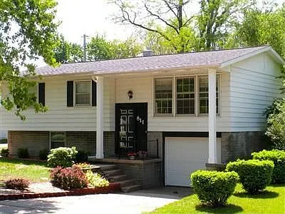 811 Essex Ln photo 1