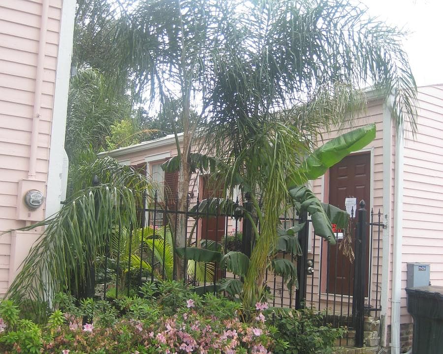 COTTAGE FROM STREET