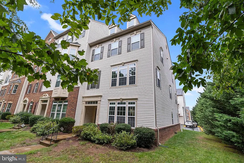 Somerset Condo — Photo 2