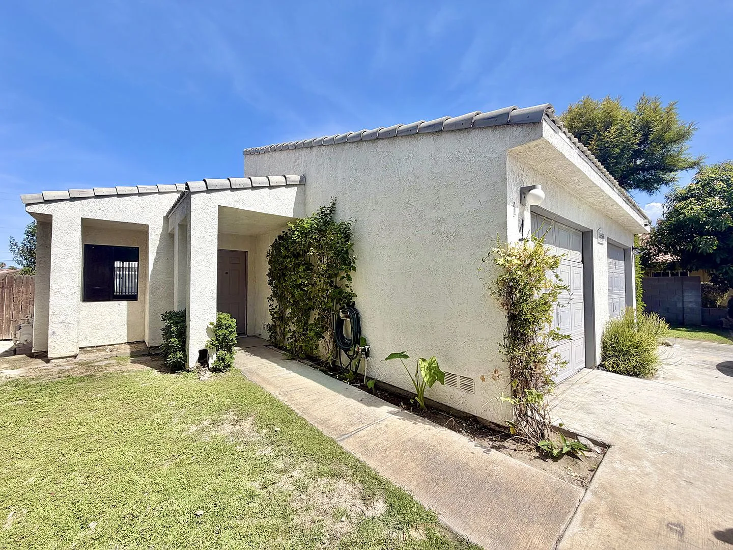 Available Now!! 3 Bedroom 2 Bathroom Duplex In Cathedral City! — Photo 2