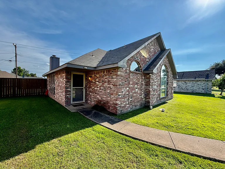 1302 Old Knoll Dr — Photo 3