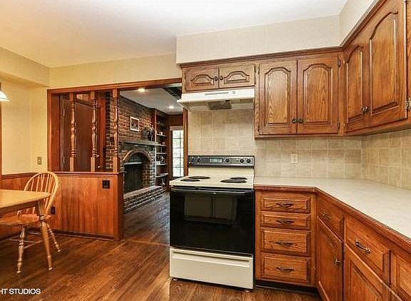 5th image of 812 W 122nd St