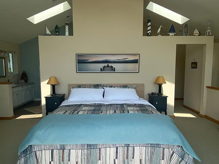 Primary king room