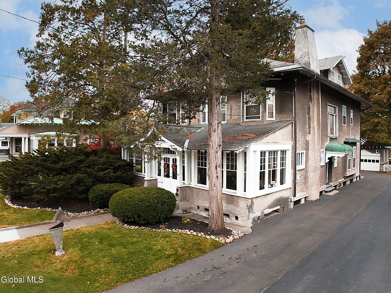 3rd image of 6 Manning Boulevard