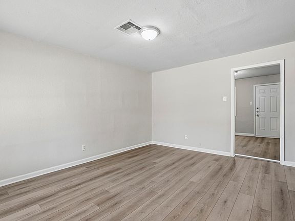 3rd image of 2401 Windsor Ln