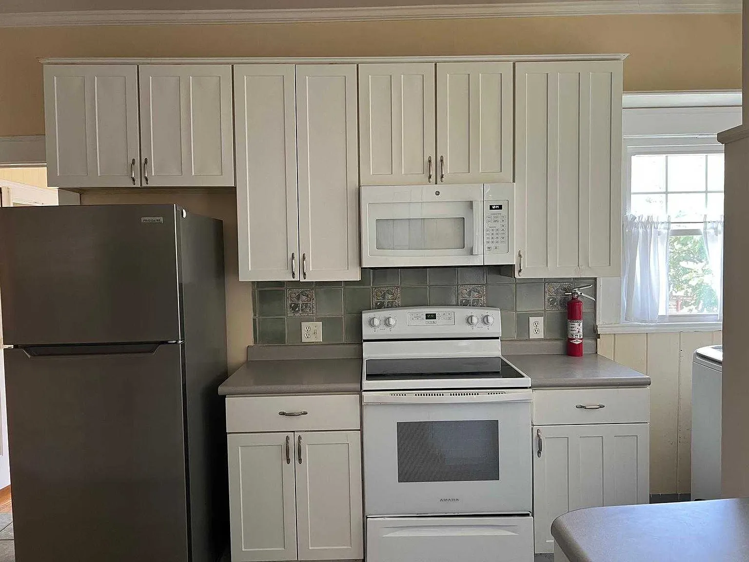 3 bed, 2453 sqft, $1,950 — Photo 2