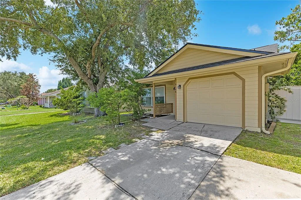 3 bed, 2.0 bath, 1086 sqft, $2,200 — Photo 3