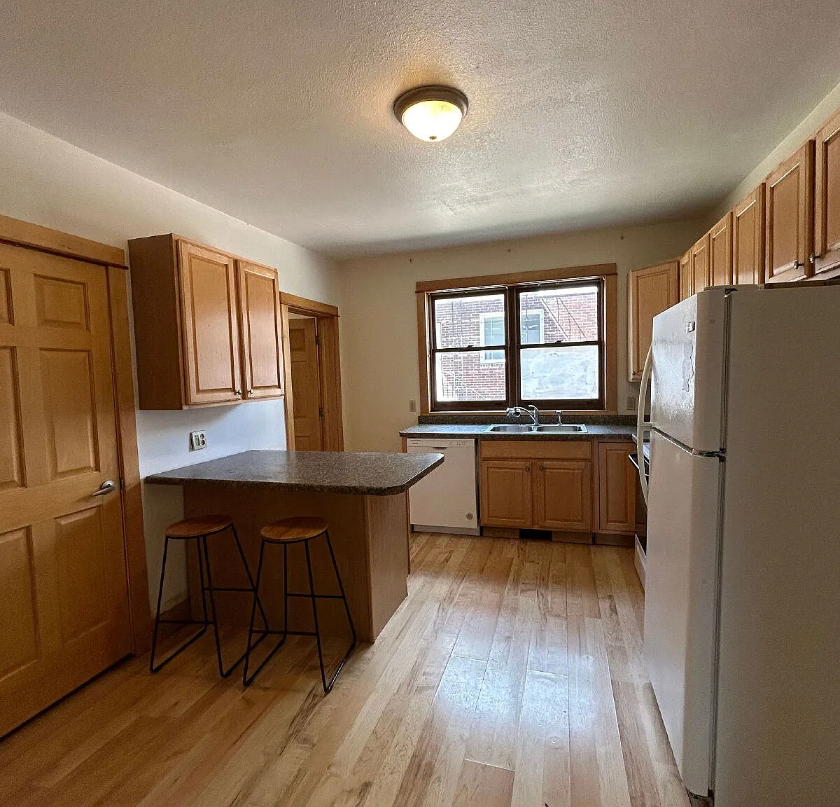 3 bed, 1.0 bath, 1020 sqft, $460 — Photo 2