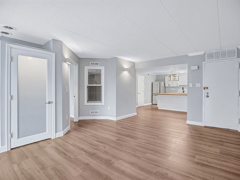 Updated One Bedroom & Den at The Huntington Club