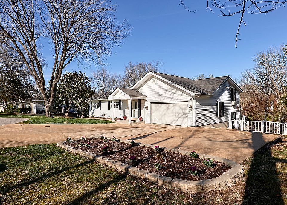 1st image of 438 Iris Ln