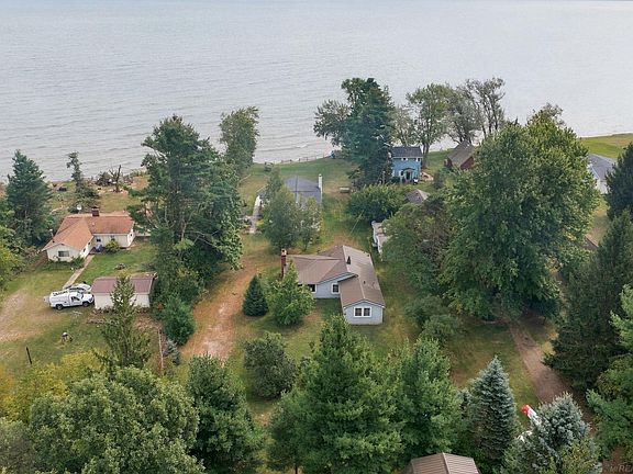 5th image of 3770 N Lakeshore Rd