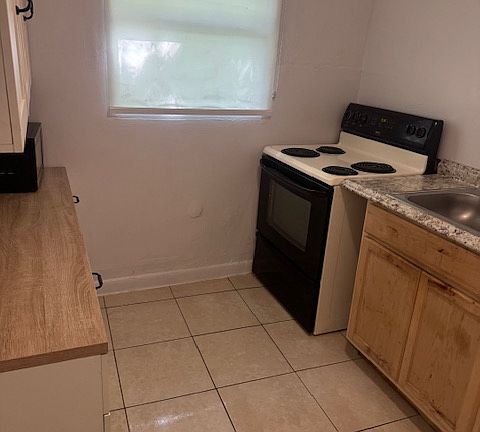 2nd image of 120 NE 60th St #A-1