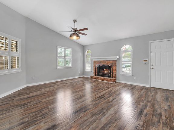 4th image of 3238 Earl Dr