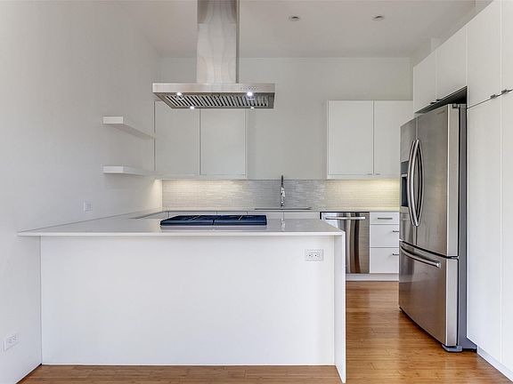 3rd image of 4401 Roseland Ave #C