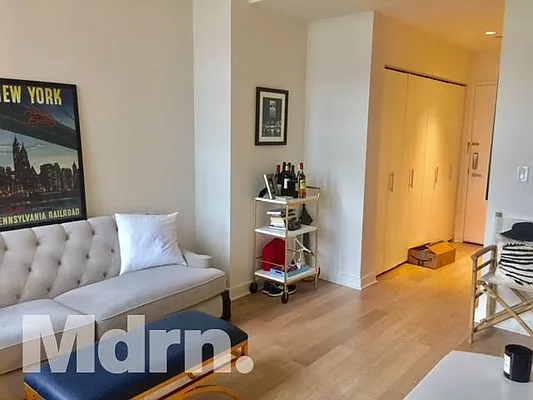 Rented by Mdrn Residential | media 34