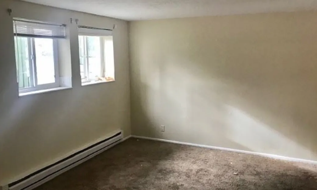 3 bed, 912 sqft, $1,300 — Photo 3