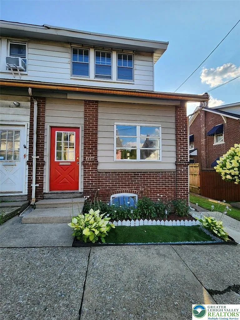 3 bed, 1.0 bath, 600 sqft, $2,095 — Photo 1