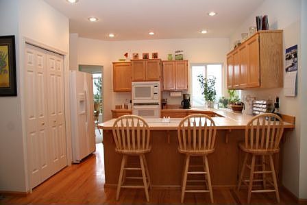 Kitchen with Breakfast Bar 