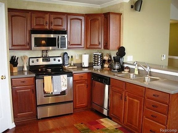 Kitchen w/ Breakfast Bar