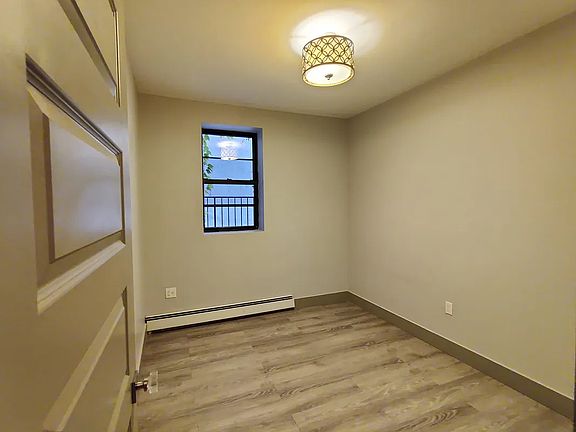 5th image of 261 Linden St APT 2R