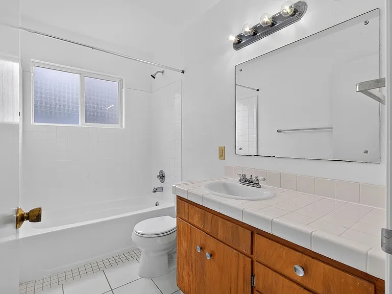 Shore View Apartments — Photo 18