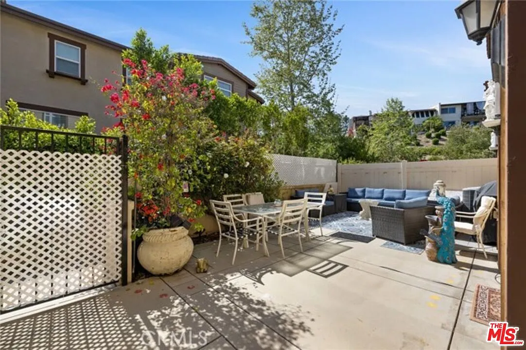 4 bed, 3.0 bath, 2426 sqft, $4,890 — Photo 4