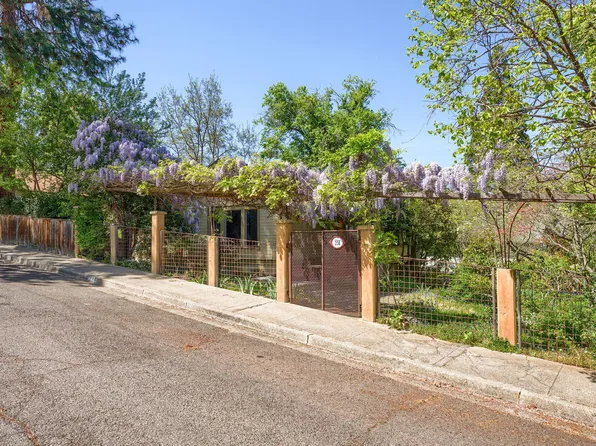 558 Holly St, Ashland, OR 97520