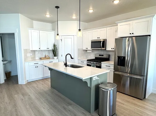 1522 W Skyline Dr, Saratoga Springs, UT 84045