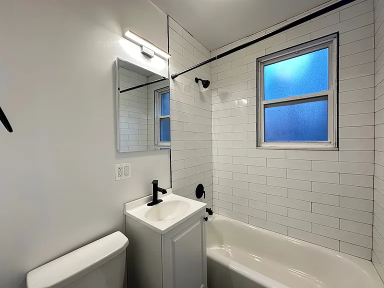 914 W Dakin St #211 — Photo 17