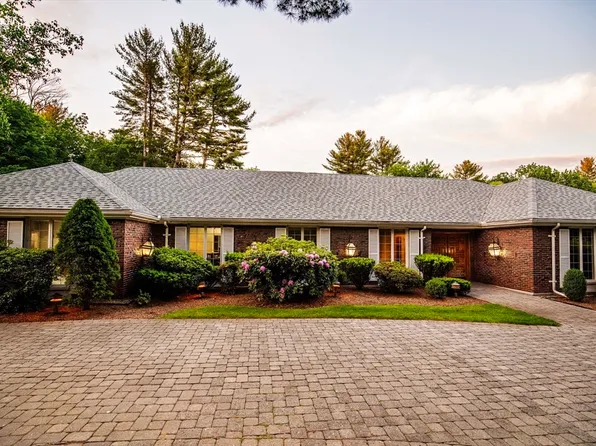 15 N Hill Dr, Lynnfield, MA 01940