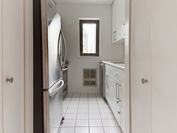 5th image of 161 W 61st St APT 24G