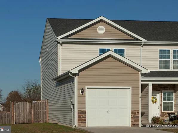 171 Continental Dr, Bunker Hill, WV 25413