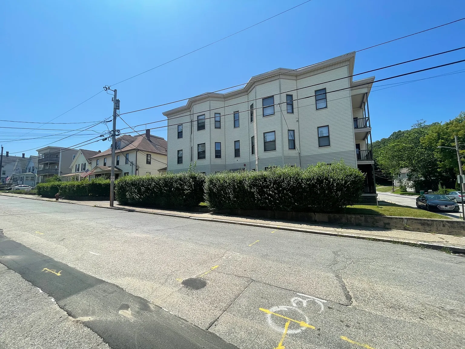 4 bed, $2,000 — Photo 1