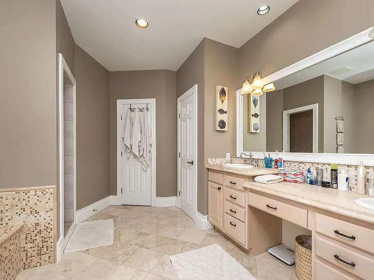 56 Glenview Dr — Photo 12